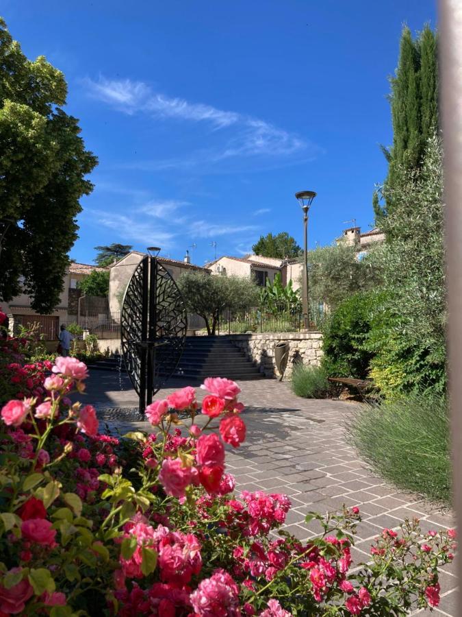 T2 Classe 2* Calme Au Coeur Du Village Provencale Greoux-les-Bains Luaran gambar